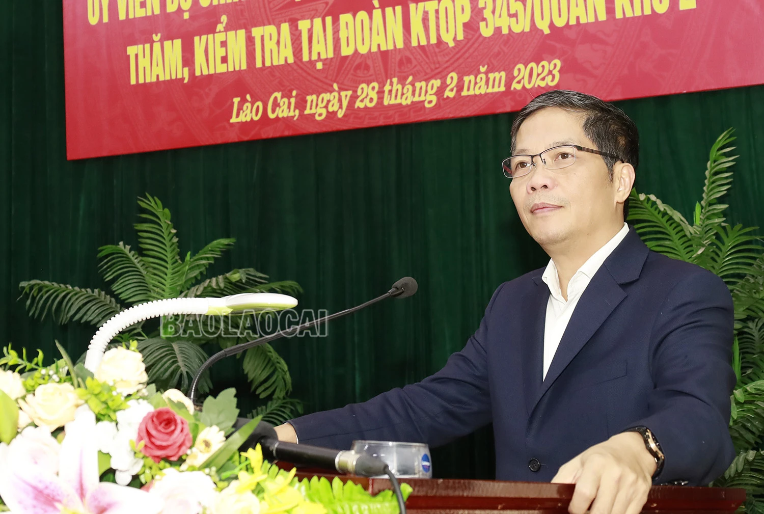 Đồng chí Trần Tuấn Anh, Ủy viên Bộ Chính trị, Trưởng Ban Kinh tế Trung ương phát biểu tại buổi làm việc. Đồng chí Trần Tuấn Anh, Ủy viên Bộ Chính trị, Trưởng Ban Kinh tế Trung ương tặng quà Đoàn Kinh tế - Quốc phòng 345.