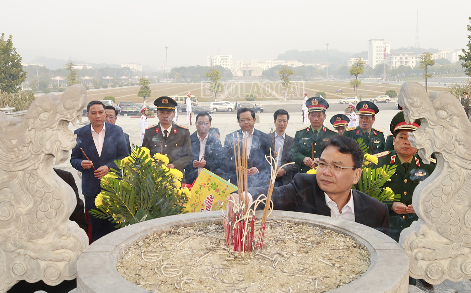 Đồng chí Trần Tuấn Anh, Ủy viên Bộ Chính trị, Trưởng Ban Kinh tế Trung ương và lãnh đạo tỉnh dâng hoa, dâng hương tưởng niệm các anh hùng, liệt sĩ tỉnh Lào Cai. Đồng chí Trần Tuấn Anh, Ủy viên Bộ Chính trị, Trưởng Ban Kinh tế Trung ương và lãnh đạo tỉnh dâng hoa, dâng hương tưởng niệm các anh hùng, liệt sĩ tỉnh Lào Cai.