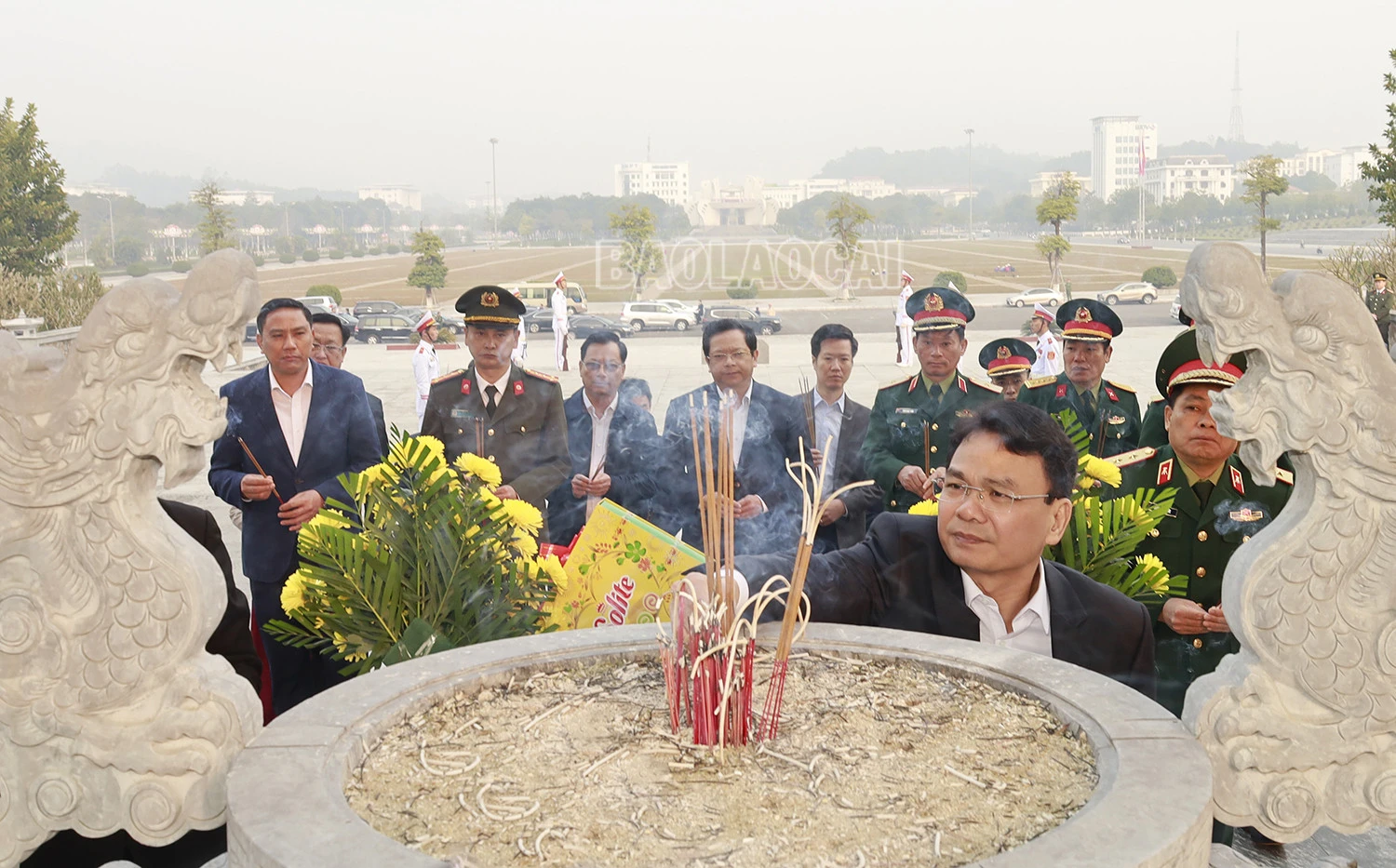 Đồng chí Trần Tuấn Anh, Ủy viên Bộ Chính trị, Trưởng Ban Kinh tế Trung ương và lãnh đạo tỉnh dâng hoa, dâng hương tưởng niệm các anh hùng, liệt sĩ tỉnh Lào Cai.