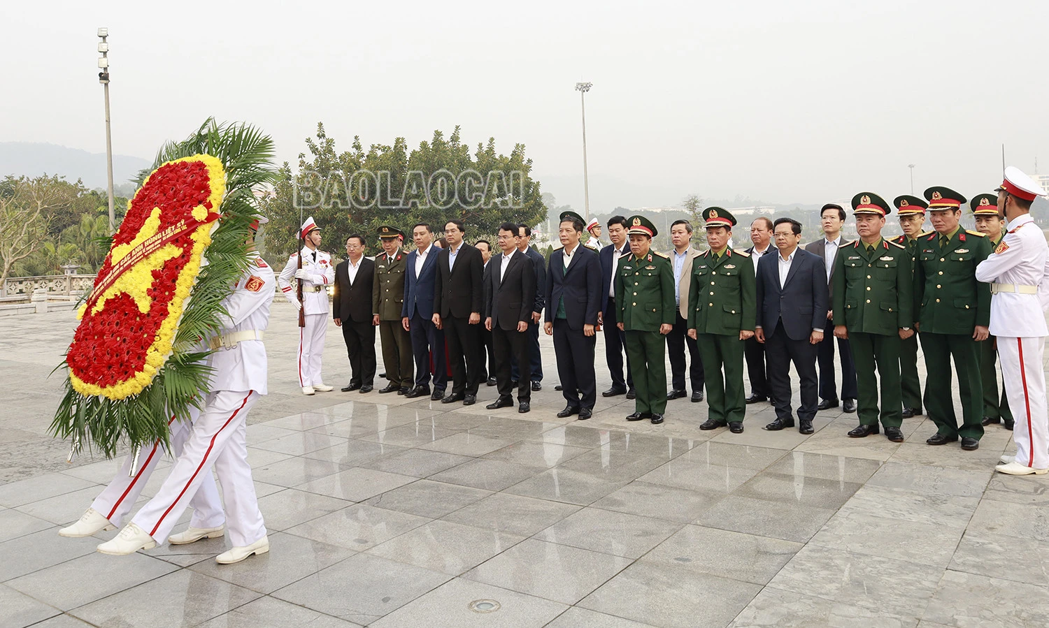 Đồng chí Trần Tuấn Anh, Ủy viên Bộ Chính trị, Trưởng Ban Kinh tế Trung ương và lãnh đạo tỉnh dâng hoa, dâng hương tưởng niệm các anh hùng, liệt sĩ tỉnh Lào Cai.