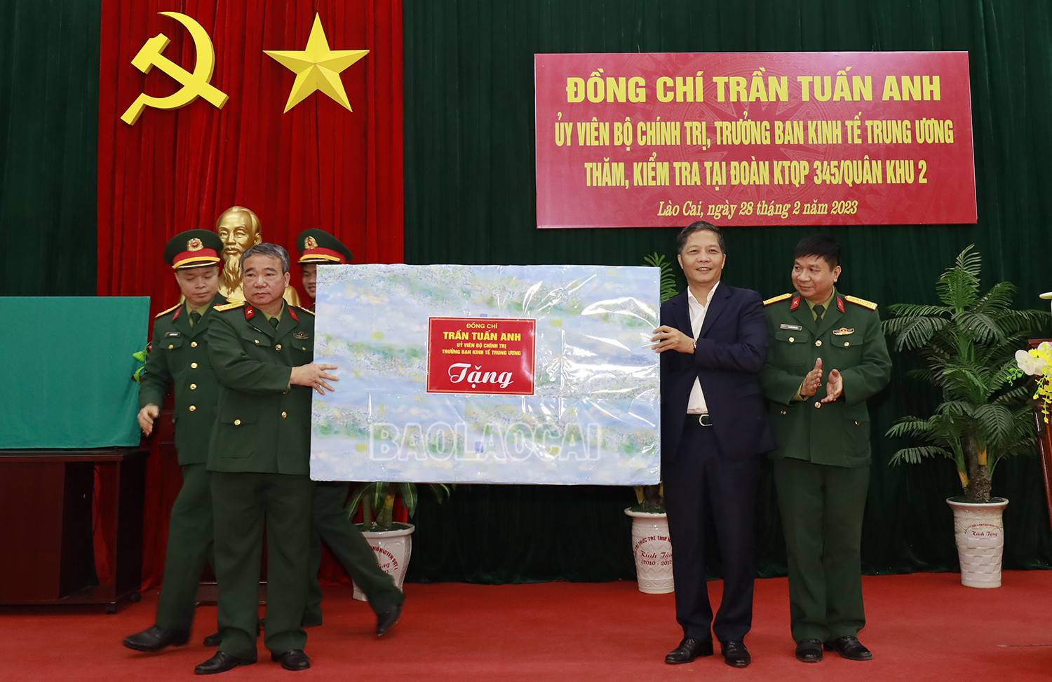 Trưởng Ban Kinh tế Trung ương Trần Tuấn Anh thăm và làm việc tại Lào Cai ảnh 14 Trưởng Ban Kinh tế Trung ương Trần Tuấn Anh thăm và làm việc tại Lào Cai ảnh 14