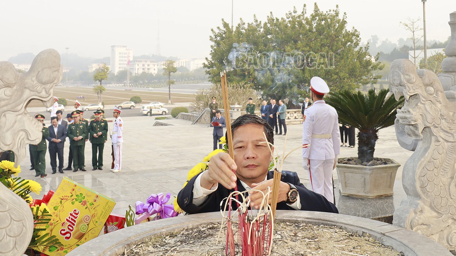 Đồng chí Trần Tuấn Anh, Ủy viên Bộ Chính trị, Trưởng Ban Kinh tế Trung ương và lãnh đạo tỉnh dâng hoa, dâng hương tưởng niệm các anh hùng, liệt sĩ tỉnh Lào Cai.