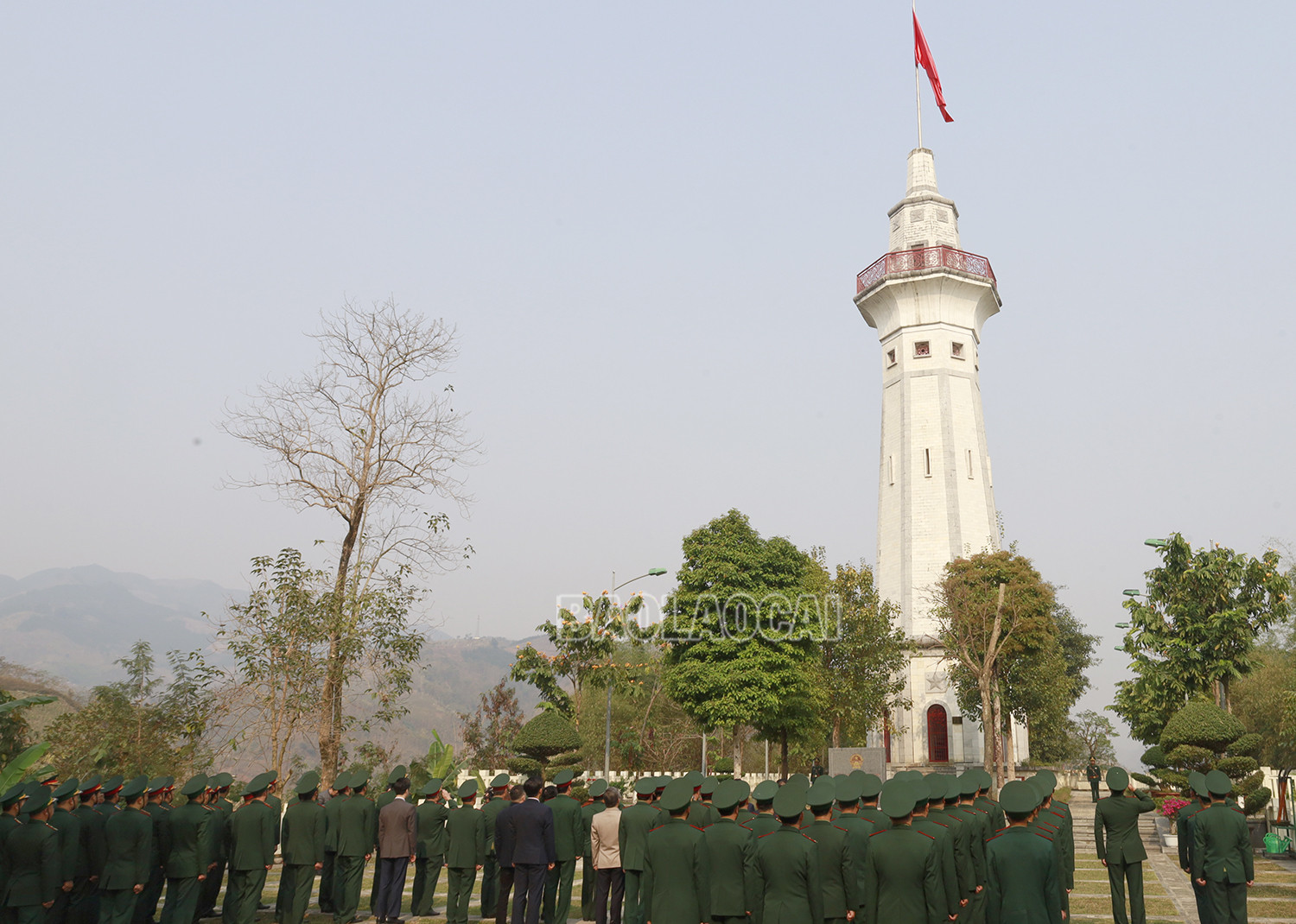 Đồng chí Trần Tuấn Anh, Ủy viên Bộ Chính trị, Trưởng Ban Kinh tế Trung ương và lãnh đạo tỉnh Lào Cai tham dự Lễ chào cờ Tổ quốc, trồng cây lưu niệm tại cột cờ Lũng Pô và tặng quà Đồn Biên phòng A Mú Sung. Đồng chí Trần Tuấn Anh, Ủy viên Bộ Chính trị, Trưởng Ban Kinh tế Trung ương và lãnh đạo tỉnh Lào Cai tham dự Lễ chào cờ Tổ quốc, trồng cây lưu niệm tại cột cờ Lũng Pô và tặng quà Đồn Biên phòng A Mú Sung.
