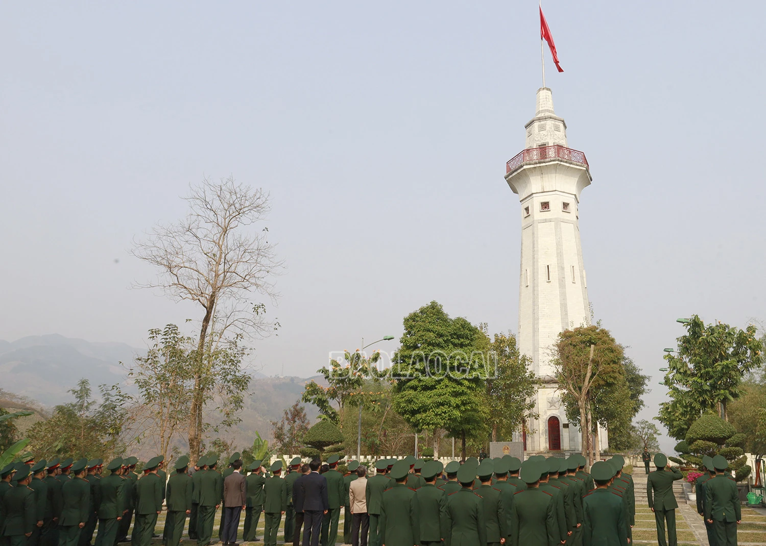 Đồng chí Trần Tuấn Anh, Ủy viên Bộ Chính trị, Trưởng Ban Kinh tế Trung ương và lãnh đạo tỉnh Lào Cai tham dự Lễ chào cờ Tổ quốc, trồng cây lưu niệm tại cột cờ Lũng Pô và tặng quà Đồn Biên phòng A Mú Sung.