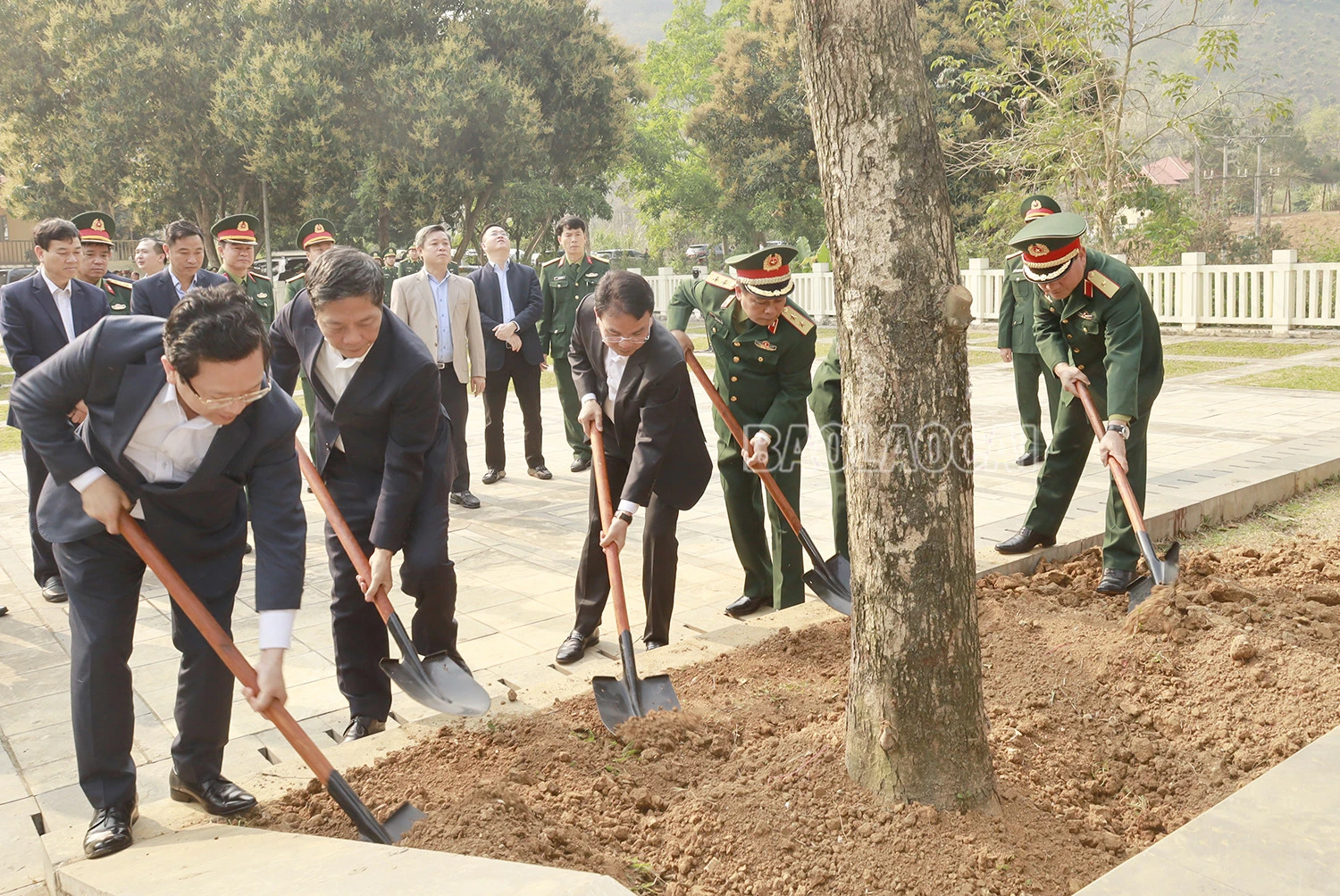 Đồng chí Trần Tuấn Anh, Ủy viên Bộ Chính trị, Trưởng Ban Kinh tế Trung ương và lãnh đạo tỉnh Lào Cai tham dự Lễ chào cờ Tổ quốc, trồng cây lưu niệm tại cột cờ Lũng Pô và tặng quà Đồn Biên phòng A Mú Sung.