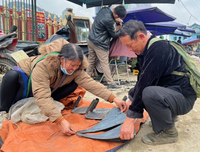 Bà con nông dân lựa chọn lưỡi cày, cuốc phục vụ sản xuất.