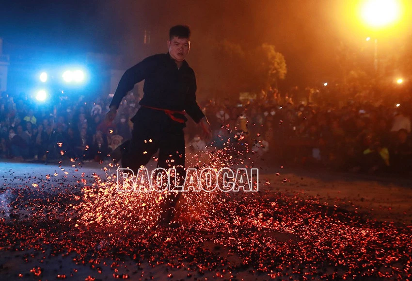 Ấn tượng vũ điệu nhảy lửa của người Dao đỏ Bắc Hà ảnh 14 Ấn tượng vũ điệu nhảy lửa của người Dao đỏ Bắc Hà ảnh 14