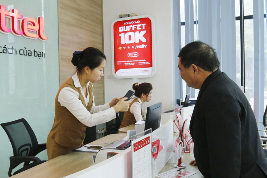Nhân viên Viettel Lào Cai hỗ trợ khách hàng chuẩn hóa thông tin thuê bao. Nhân viên Viettel Lào Cai hỗ trợ khách hàng chuẩn hóa thông tin thuê bao.