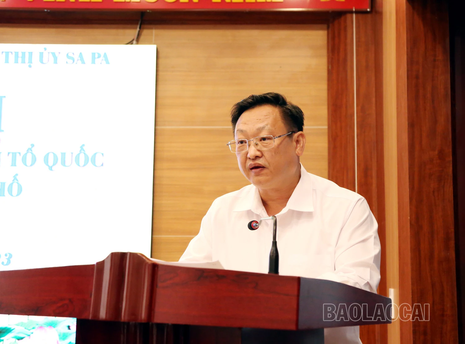 Đồng chí Giàng Seo Vần, Chủ tịch Ủy ban Mặt trận Tổ quốc Việt Nam tỉnh phát biểu khai mạc hội nghị.