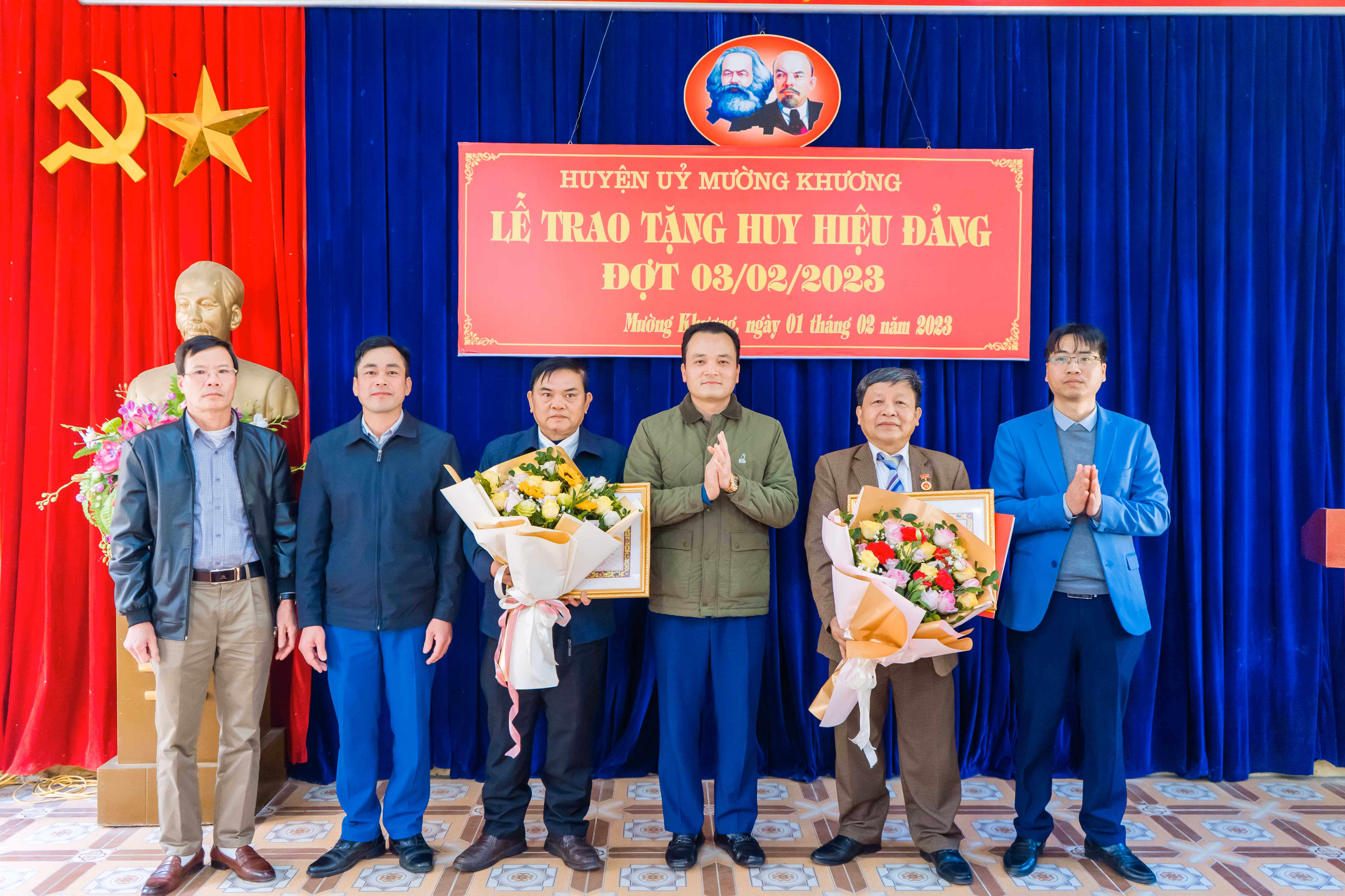 Đồng chí Giàng Quốc Hưng, Bí thư Huyện ủy Mường Khương trao huy hiệu Đảng cho đảng viên tại thị trấn Mường Khương. Đồng chí Hoàng Văn Tuyên, Phó Bí thư Thường trực Huyện ủy Mường Khương trao huy hiệu Đảng cho đảng viên tại xã Dìn Chin.