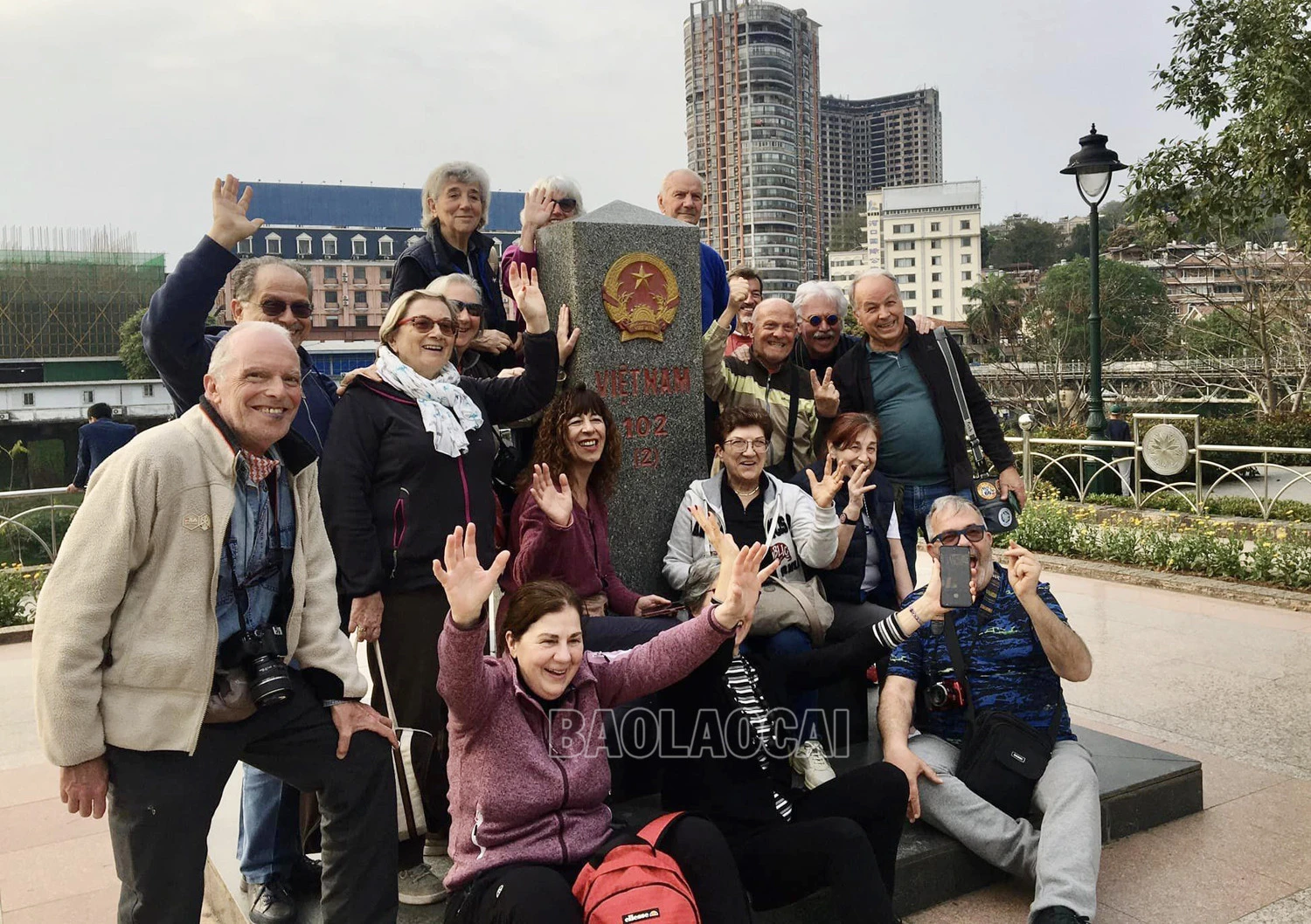 Du khách quốc tế chụp ảnh lưu niệm tại cột mốc.