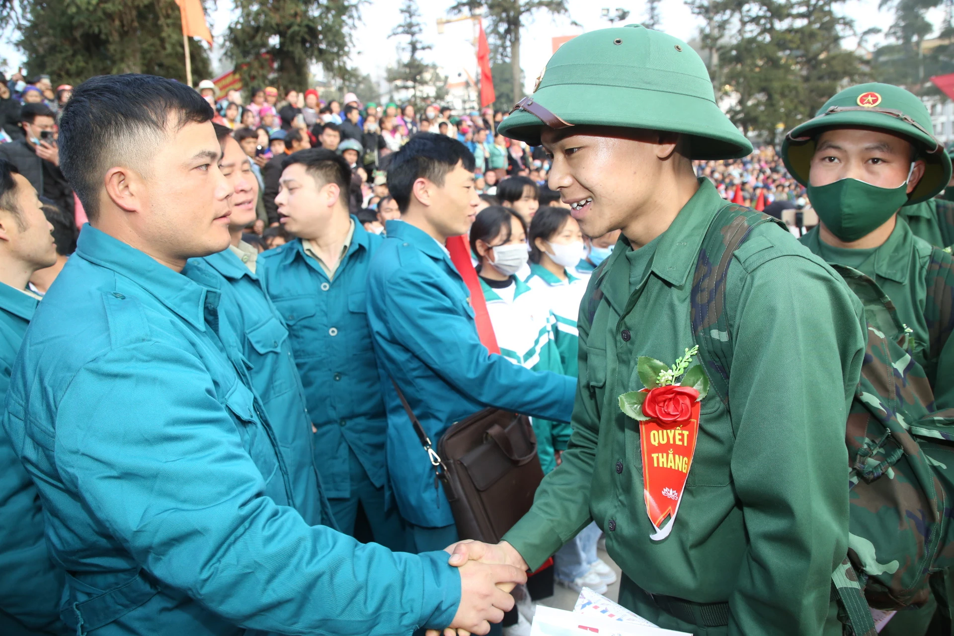 Dân quân thị xã chia tay tân binh với lời chúc hoàn thành tốt nghĩa vụ với Tổ quốc.