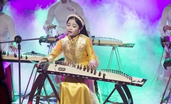 Hồng Minh trổ tài lẻ đánh đàn tranh.