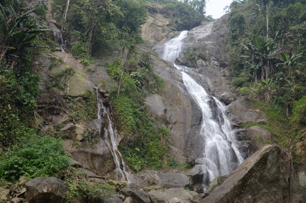 Những thác nước trong vắt và mát lạnh - điểm đến hấp dẫn cho những người thích khám phá. Vẻ đẹp tầng 2 của thác Đầu Nhuần. Các thác nước vẫn giữ vẻ đẹp nguyên sơ. Tầng 3 của thác Đầu Nhuần như dải lụa. Dòng nước từ các thác chảy về hạ lưu góp phần cung cấp nguồn nước cho sản xuất nông nghiệp của xã Phú Nhuận. Những thác nước trong vắt và mát lạnh - điểm đến hấp dẫn cho những người thích khám phá. Vẻ đẹp tầng 2 của thác Đầu Nhuần. Các thác nước vẫn giữ vẻ đẹp nguyên sơ. Tầng 3 của thác Đầu Nhuần như dải lụa. Dòng nước từ các thác chảy về hạ lưu góp phần cung cấp nguồn nước cho sản xuất nông nghiệp của xã Phú Nhuận.