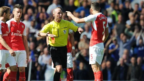 Gabriel Paulista nhận thẻ đỏ sau tình huống va chạm với Diego Costa.