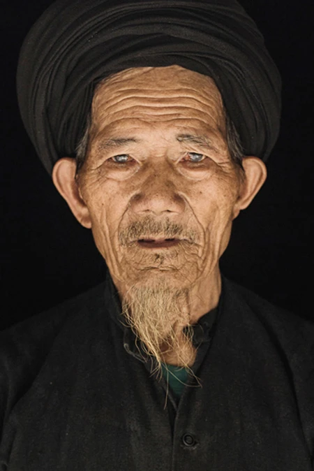 Miêu tả về Việt Nam, trang Boredpanda viết nơi đây trở thành một trong những điểm du lịch hút khách trong hơn thập kỷ qua với người dân thân thiện, phong cảnh hoang sơ và nhiều vẻ đẹp tiềm ẩn. Trên hình là dòng sông Nho Quế nhìn từ đèo Mã Pí Lèng, Hà Giang. Bắt nguồn từ cảm hứng đó, nhiếp ảnh gia Pháp tiếp tục thực hiện hành trình 12 ngày khám phá miền núi phía bắc Việt Nam như Sa Pa (Lào Cai), Đồng Văn (Hà Giang), Cao Bằng... Trên hình là một phụ nữ Dao Đỏ. Cụ ông Lùng Leo Phố, 78 tuổi, dân tộc La Chí. Trò chuyện với Rehahn, ông cho biết mình phải dành nhiều ngày để dẫn nước về nhà bằng những đường ống làm bằng tre. Từ ngọn núi cao lớn đến ruộng lúa xanh rì hay ánh nhìn thơ ngây của trẻ em dân tộc, Rehahn đã mang đến cho người xem vẻ đẹp ẩn giấu của đất nước Đông Nam Á này. Đây ảnh là hoàng hôn trên ruộng bậc thang ở Hoàng Su Phì, Hà Giang. Lân Thị Lợi là một bé gái dân tộc Lô Lô Đen. Em sống ở một ngôi làng nhỏ, gần Bảo Lạc (Cao Bằng). Em không biết nói tiếng Kinh vì em không đi học. Hai chị em đang chơi đùa ngay bên cạnh đường. Cao nguyên Đồng Văn, Hà Giang. 4 chị em dân tộc Mông đang ăn cơm trưa. Ngôi nhà chênh vênh trên cao nguyên đá. Với những bức hình ghi được sau chuyến đi, anh đang lên kế hoạch cho cuốn sách ảnh sắp tới của mình về hơn 50 dân tộc thiểu số ở Việt Nam. Trước đó, anh từng cho ra mắt cuốn sách ảnh "Việt Nam - Những mảnh ghép tương phản".