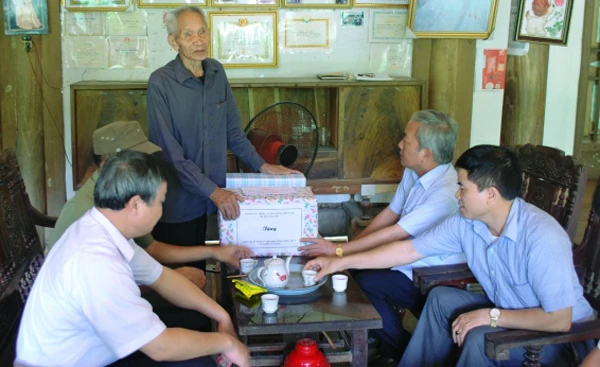 Đoàn công tác của tỉnh tặng quà gia đình chính sách huyện Bảo Thắng.