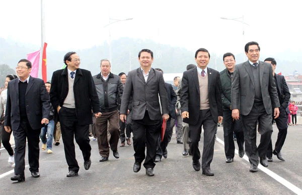 Các đồng chí lãnh đạo tỉnh tham quan công trình cầu đường bộ Phố Lu. Cầu Phố Lu là cây cầu đường bộ thứ 6 bắc qua sông Hồng trên địa bàn tỉnh.