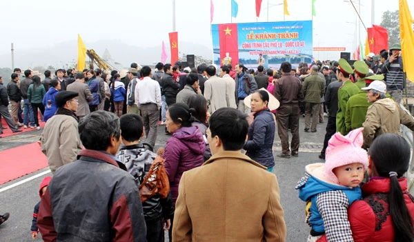 Đông đảo nhân dân trên địa bàn huyện Bảo Thắng đến tham dự lễ cắt băng khánh thành cầu Phố Lu.