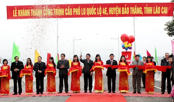 Các đồng chí lãnh đạo cắt băng khánh thành cầu Phố Lu.