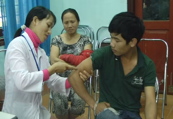 Tiêm phòng cho trường hợp bị chó nghi dại cắn.