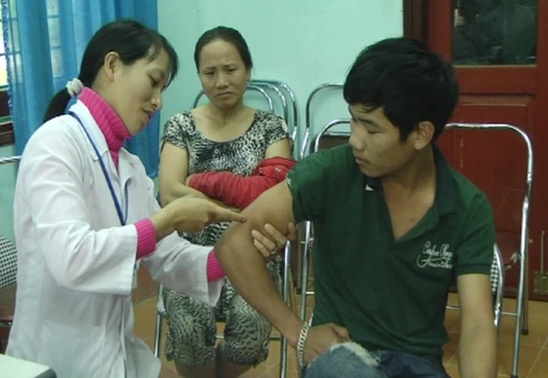 Tiêm phòng cho trường hợp bị chó nghi dại cắn.