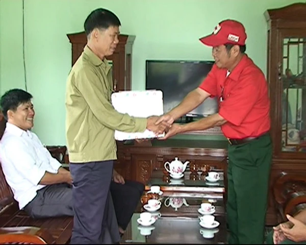 Thăm hỏi, tặng quà các thương bệnh binh, gia đình chính sách, gia đình người có công với cách mạng trên địa bàn huyện Bắc Hà.