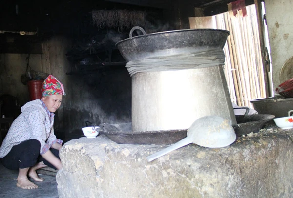 Chị Tẩn Mùi Sểnh (một hộ nấu rượu ở thôn Phìn Ngan) đang chuẩn bị cho những mẻ rượu mới.