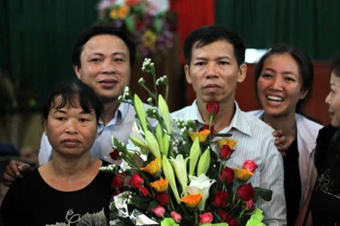 Ông Nguyễn Thanh Chấn và vợ trong ngày được xin lỗi công khai.