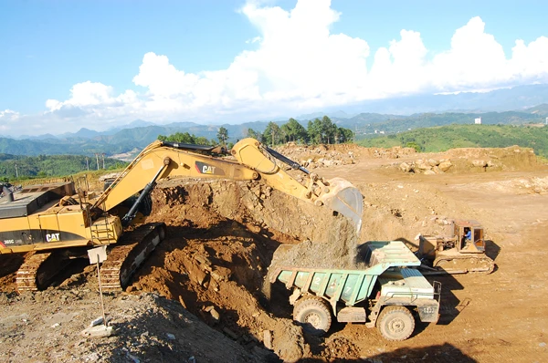 Khai thác quặng apatít. Ảnh: Thanh Nam Khai thác quặng apatít. Ảnh: Thanh Nam