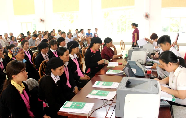 Ngân hàng Chính sách xã hội huyện Bảo Thắng giải ngân vốn vay cho đồng bào dân tộc thiểu số.