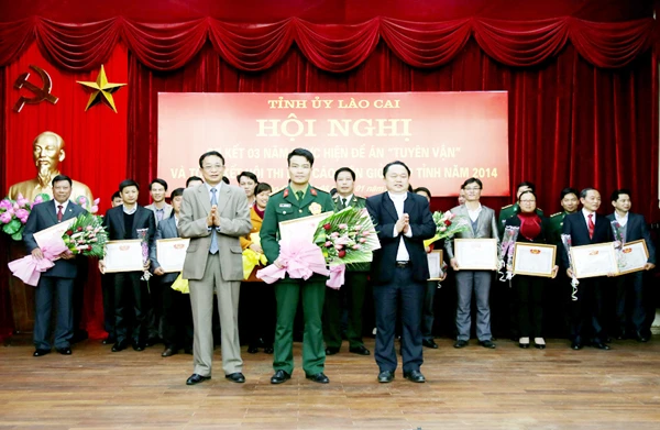 Trao giải Nhất cho thí sinh Đặng Việt Anh. Trao giải Nhất cho thí sinh Đặng Việt Anh.