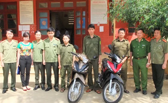 Đoàn Công tác Công an tỉnh trao quà của Bộ trưởng Công an cho xã Nậm Xây.