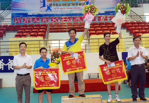 Trao giải toàn đoàn.