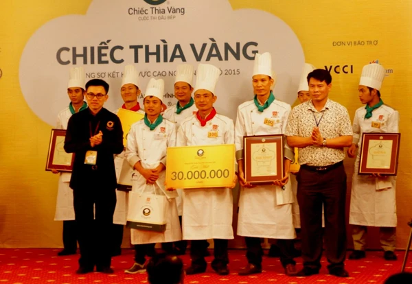 Ban Tổ chức trao giải Nhất cho đội đầu bếp Nhà hàng Bảo Châu Boutique Sa Pa.