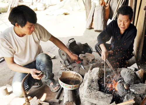 Nghề rèn ngoài bí quyết gia truyền, cần có sức khỏe, sự kiên trì, khéo léo.