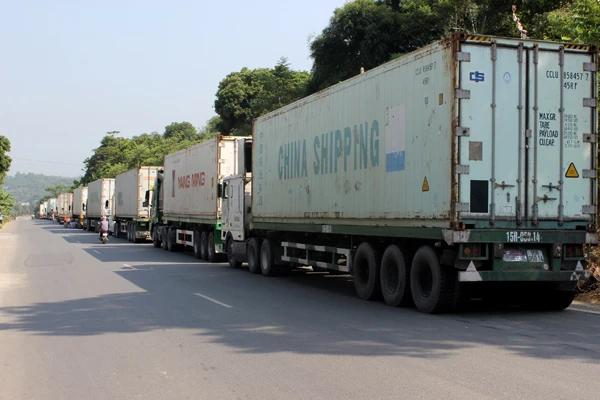 Xe container chở hàng xuất khẩu tại khu vực Cửa khẩu phụ Bản Vược.