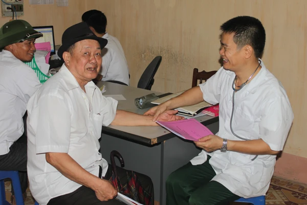 Khám bệnh cho người cao tuổi phường Duyên Hải, TP Lào Cai.
