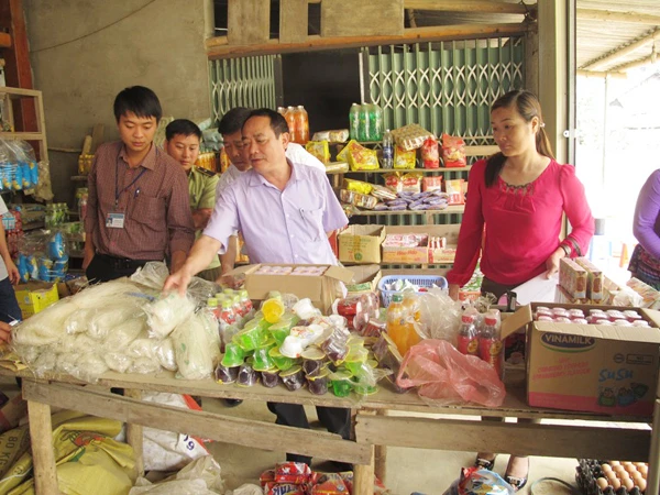 Đoàn kiểm tra liên ngành số 2 về an toàn vệ sinh thực phẩm kiểm tra cơ sở kinh doanh tại huyện Mường Khương.