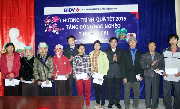 Tặng quà tết cho các hộ nghèo của xã Hợp Thành (thành phố Lào Cai).