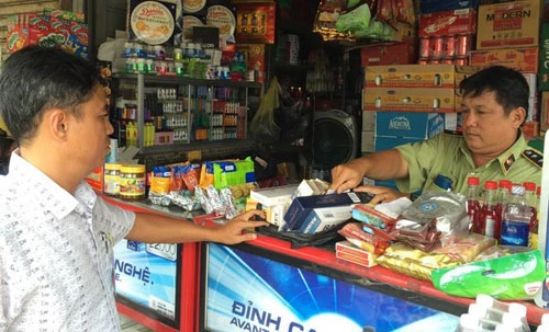 Cơ quan chức năng kiểm tra cửa hàng kinh doanh thuốc lá.