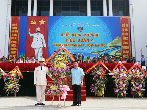 Đồng chí Nguyễn Văn Vịnh, Bí Thư Tỉnh ủy tặng lẵng hoa chúc mừng. Đồng chí Nguyễn Văn Vịnh, Bí Thư Tỉnh ủy tặng lẵng hoa chúc mừng.