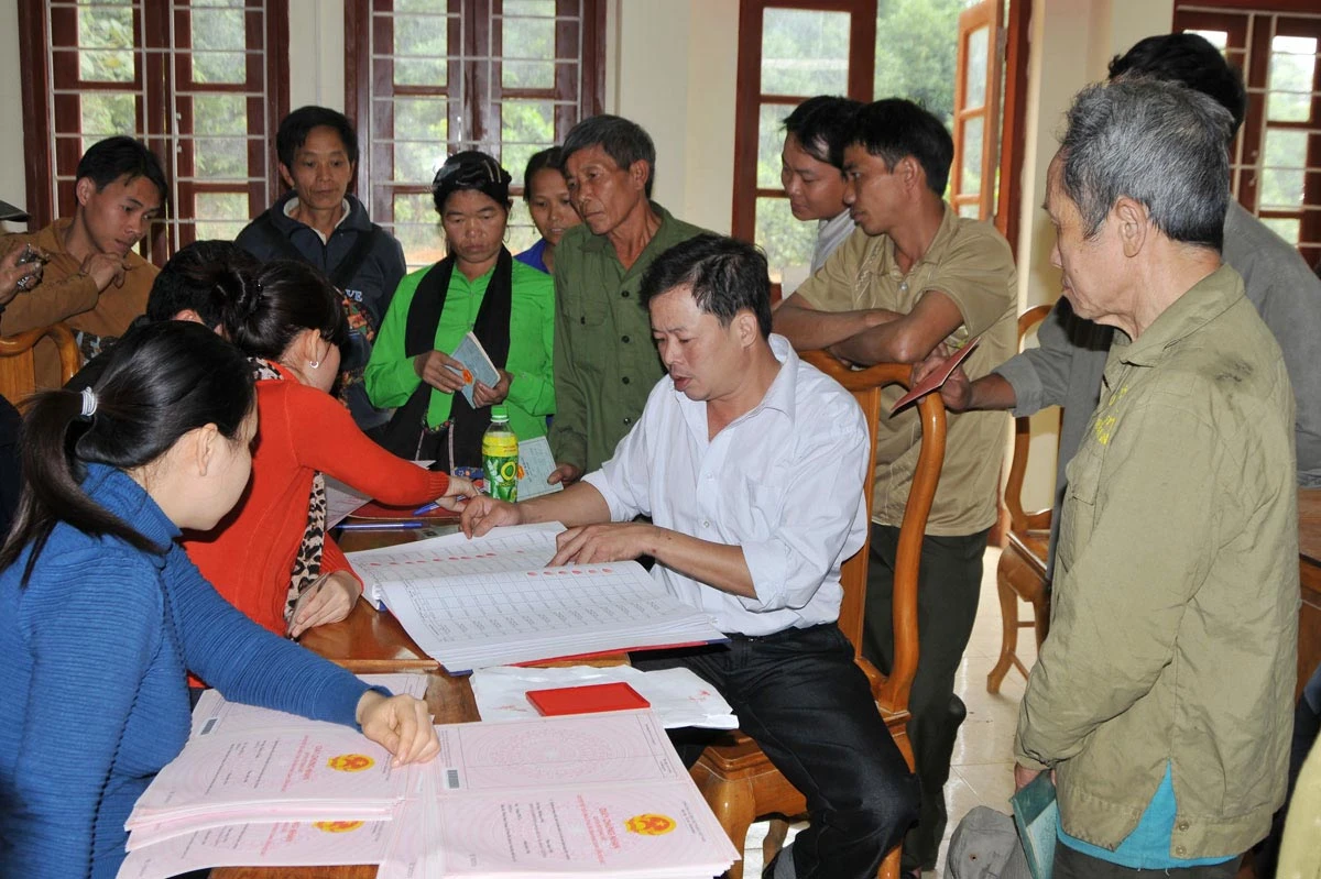 Hướng dẫn người dân làm thủ tục đăng ký quyền sử đụng đất.