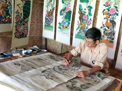 Nghệ nhân Lê Đình Nghiên trình diễn kỹ thuật vẽ tranh dân gian Hàng Trống.