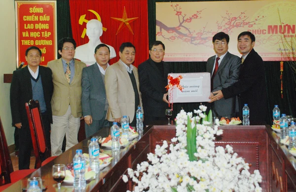 Đồng chí Nguyễn Thanh Dương, Phó Chủ tịch UBND tỉnh tặng quà Nhà máy DAP số 2.