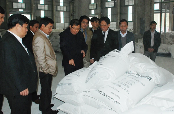 Đồng chí Nguyễn Thanh Dương thăm cơ sở sản xuất phân lân củaTổ hợp Nhà máy hóa chất Đức Giang.