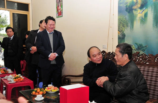 Phó Thủ tướng thăm hỏi, tặng quà ông Nguyễn Quang Sinh.