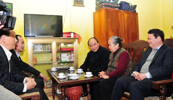 Thăm hỏi bà Nguyễn Thị Thành, mẹ liệt sĩ Nguyễn Mạnh Cường.