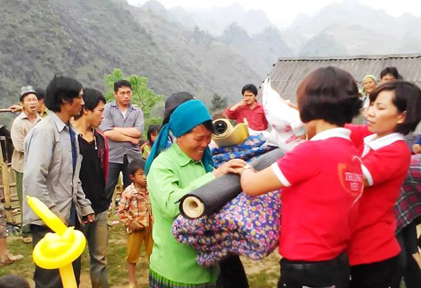 Những món quà từ tấm lòng hảo tâm được trao cho hộ nghèo.