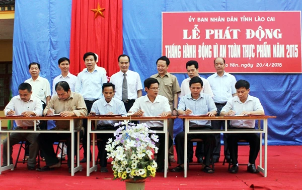 Đại diện chính quyền huyện Bảo Yên và các cơ sở kinh doanh thực phẩm trên địa bàn huyện ký cam kết đảm bảo vệ sinh, an toàn thực phẩm.